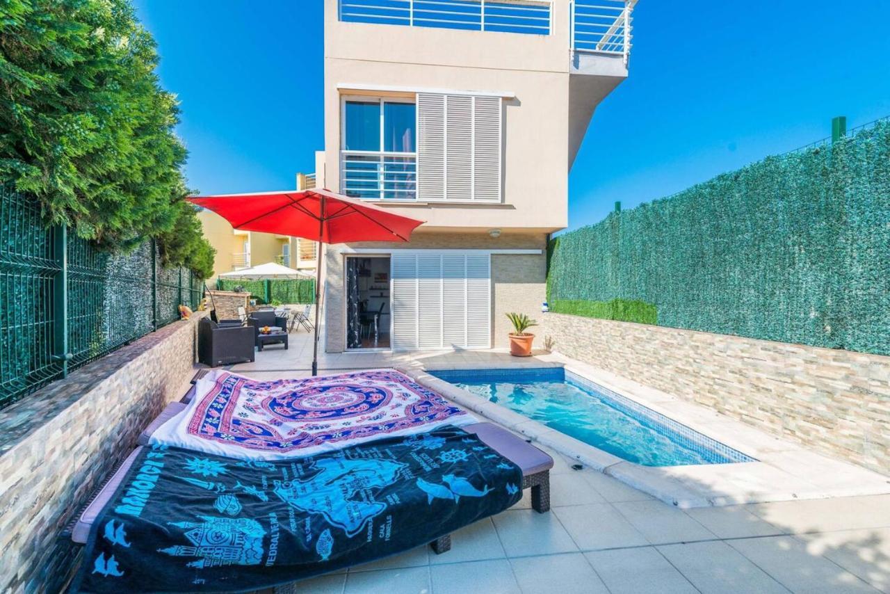 Puerto Alcudia Villa: Poolside Retreat Near *